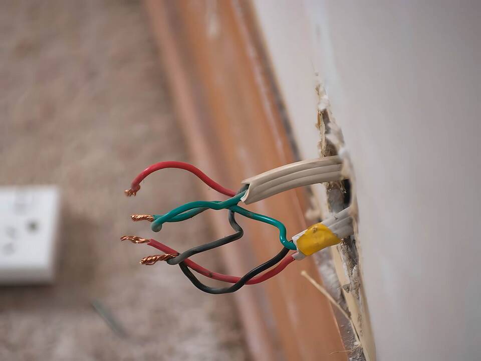 Как правильно вывести провода