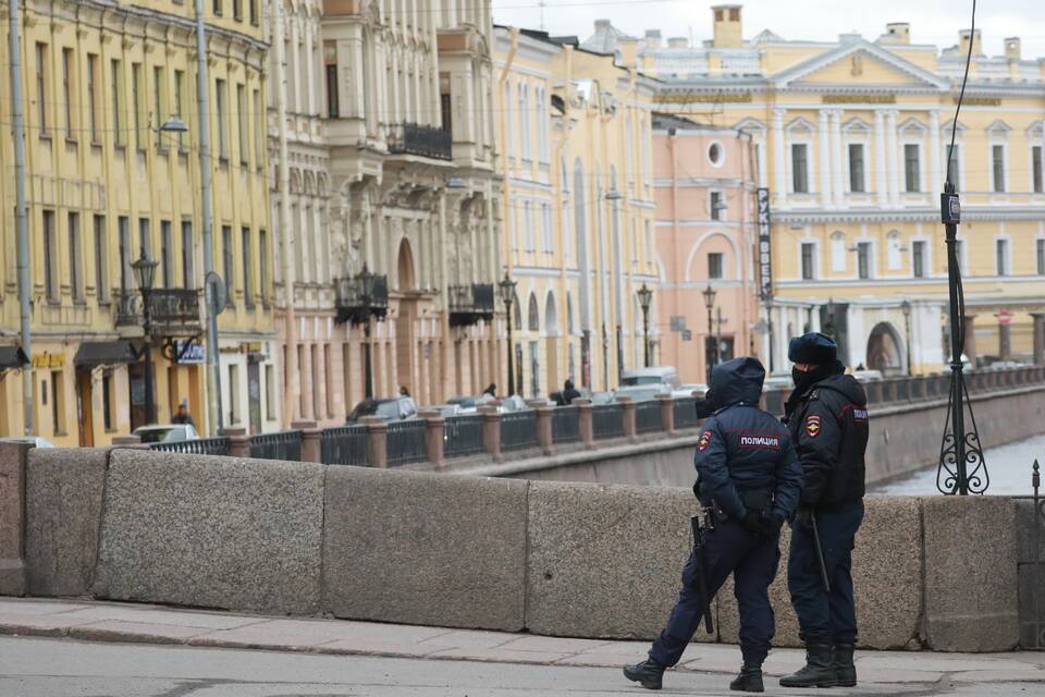 Почему полиции не поднимают зарплату